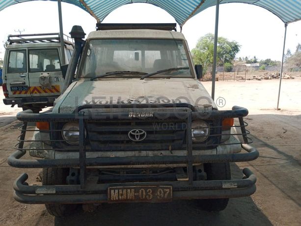 Toyota Land Cruiser ·