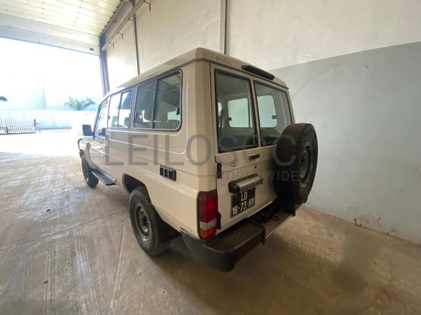 Toyota Land Cruiser (4x4) ·