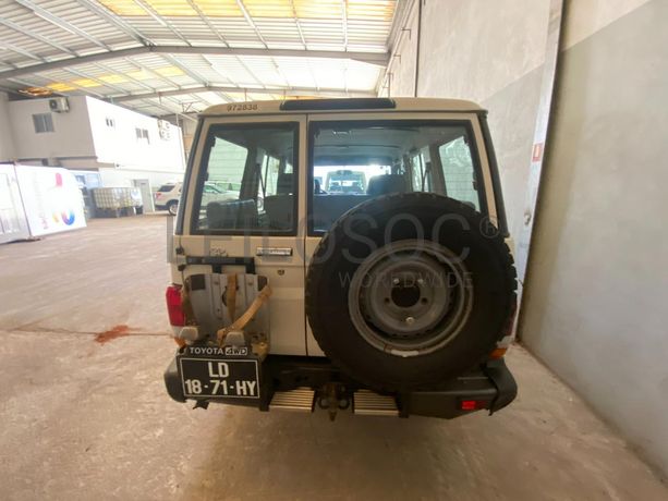 Toyota Land Cruiser (4x4) ·