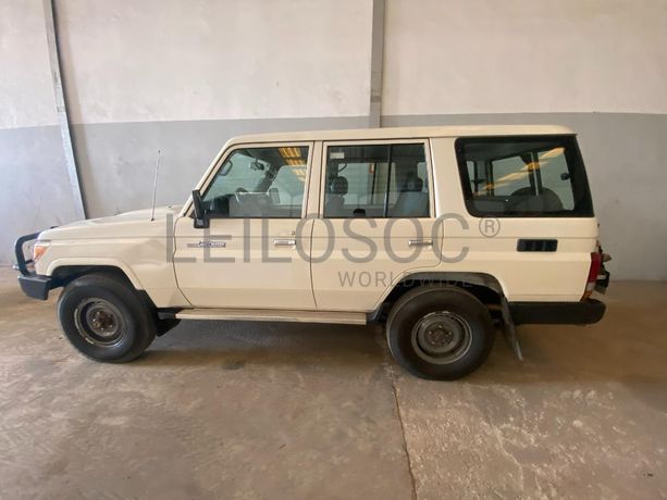 Toyota Land Cruiser (4x4) ·