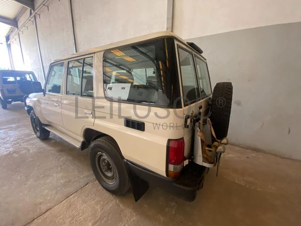 Toyota Land Cruiser (4x4) ·
