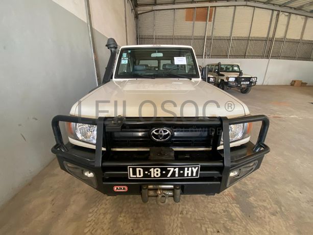 Toyota Land Cruiser (4x4) ·