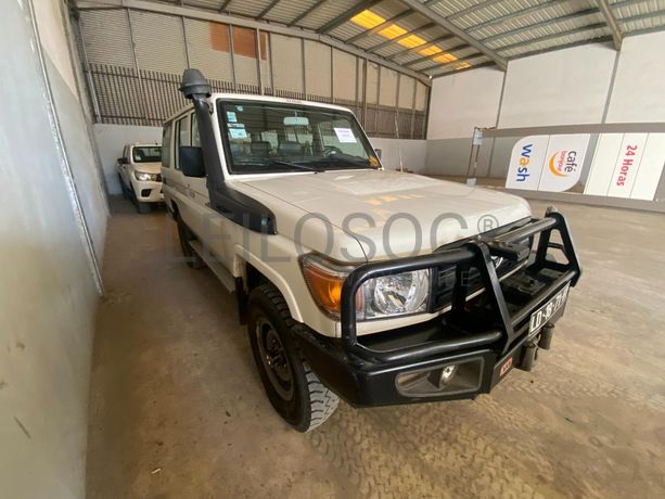 Toyota Land Cruiser (4x4) ·