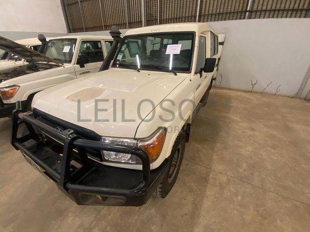 Toyota Land Cruiser (4x4) ·