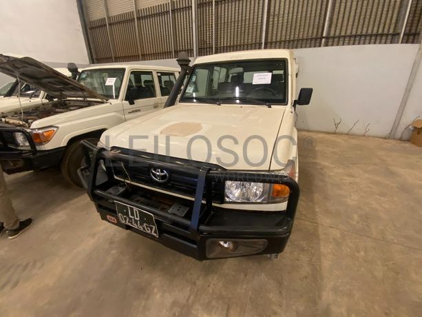 Toyota Land Cruiser (4x4) ·