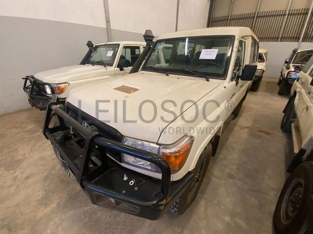 Toyota Land Cruiser (4x4) ·