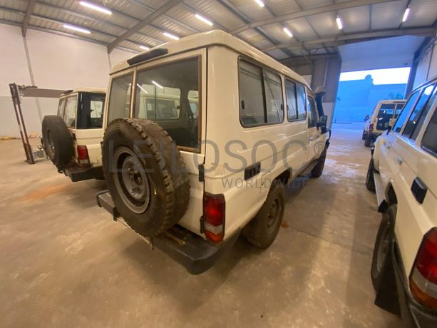 Toyota Land Cruiser (4x4) ·