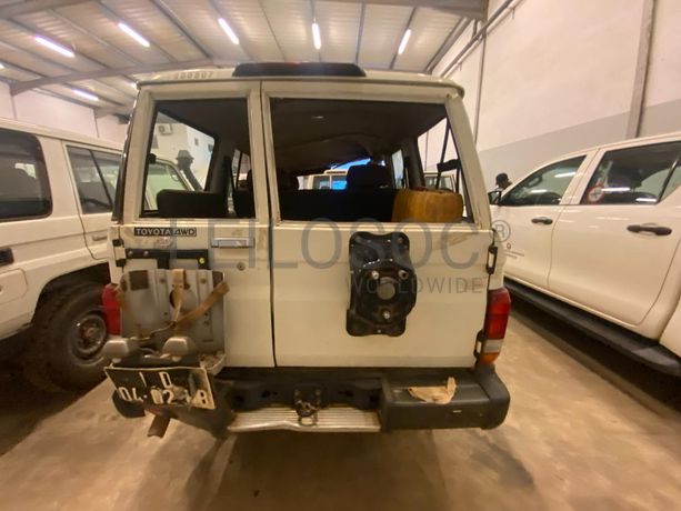 Toyota Land Cruiser (4x4) ·