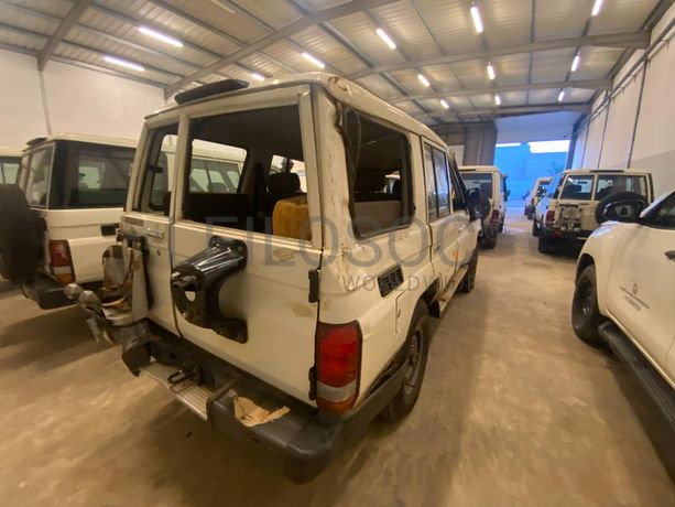 Toyota Land Cruiser (4x4) ·