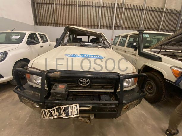 Toyota Land Cruiser (4x4) ·