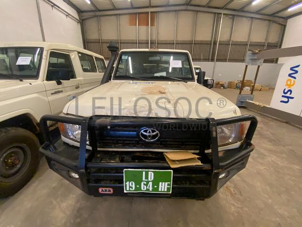 Toyota Land Cruiser (4x4) ·