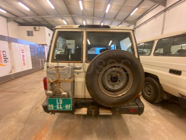 Toyota Land Cruiser (4x4) ·