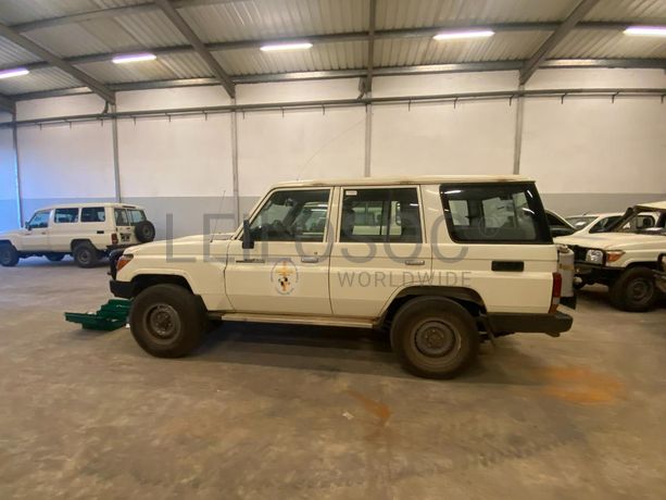 Toyota Land Cruiser (4x4) ·
