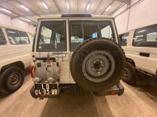 Toyota Land Cruiser (4x4) ·