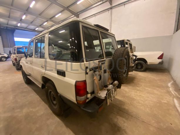 Toyota Land Cruiser (4x4) ·