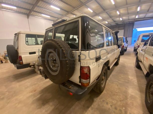 Toyota Land Cruiser (4x4) ·