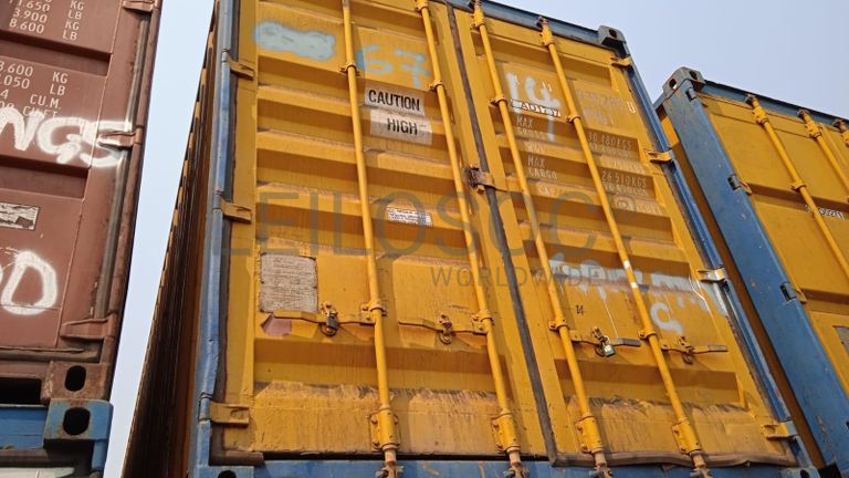 Diversos + Diversos + Diversos + Diversos + Cimento Cola + Parafusos + Diversos + Máquina de soldagem + Caixas de ferramentas + Contentor de 40P ·