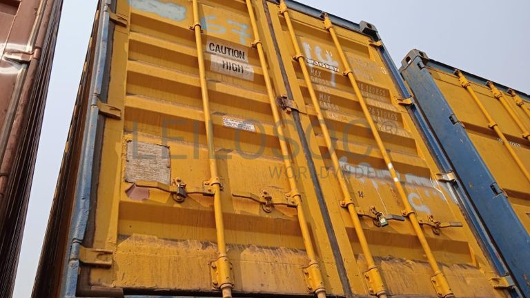 Diversos + Diversos + Diversos + Diversos + Cimento Cola + Parafusos + Diversos + Máquina de soldagem + Caixas de ferramentas + Contentor de 40P ·