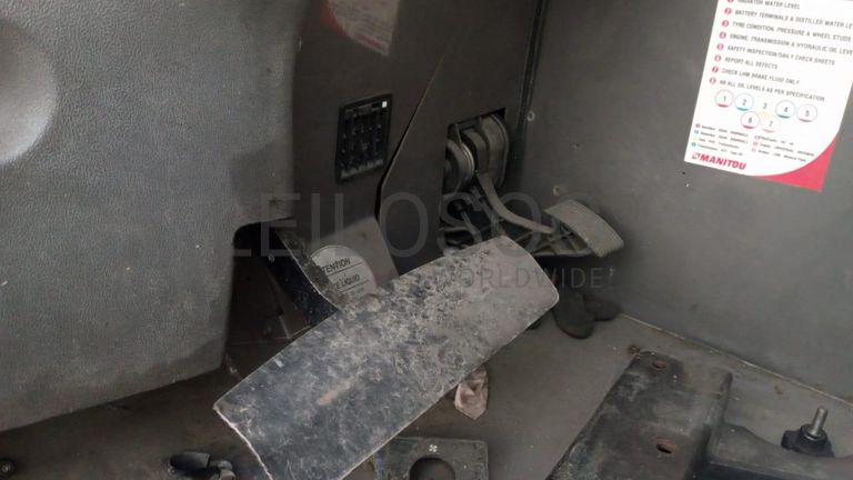 Empilhador Telescópico MANITOU MHT 10210 ·