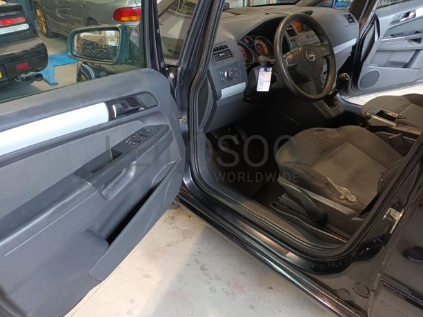 Opel Zafira 1.9 CDTI · Ano 2006