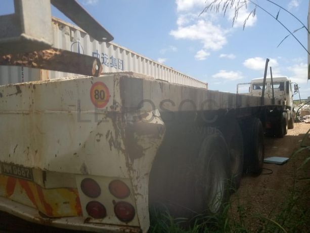 Camião com atrelado marca Beiben Truck ·