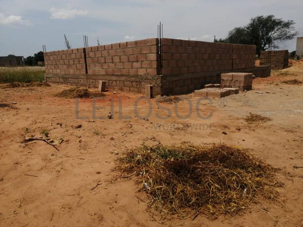 Casa T2 inacabada em terreno de 351m2 ·