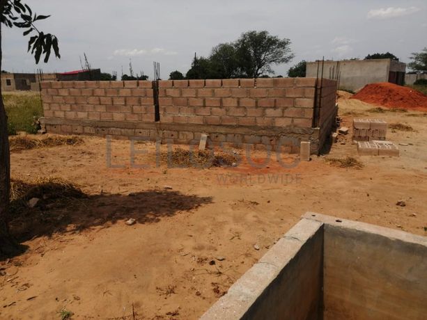 Casa T2 inacabada em terreno de 351m2 ·