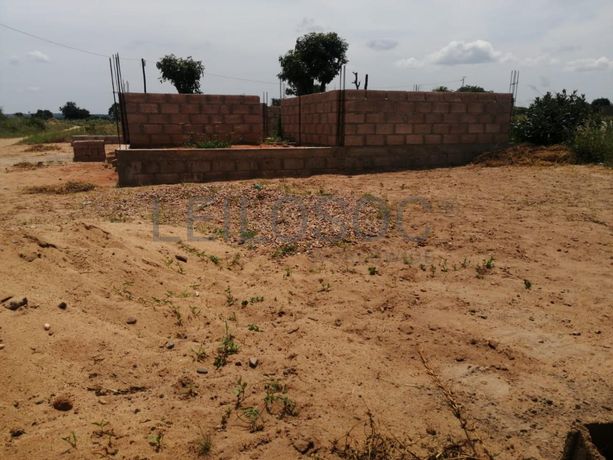 Casa T2 inacabada em terreno de 351m2 ·