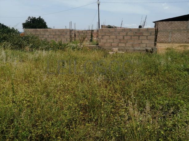 Casa T2 inacabada em terreno de 351m2 ·