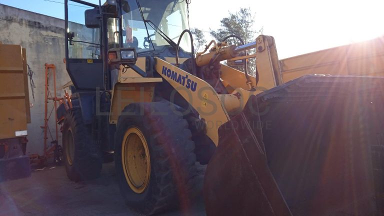 Escavadeira Komatsu WA200 ·