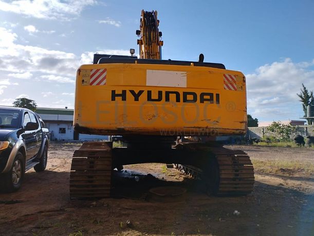 Escavadeira Hyundai Robex 210LC-7 ·