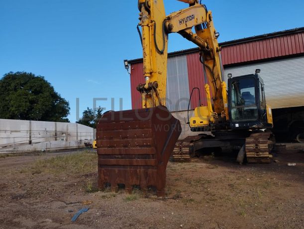 Escavadeira Hyundai Robex 210LC-7 ·