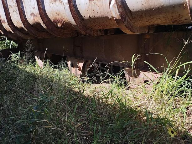 Atrelado basculante Henred Fruehauf ·