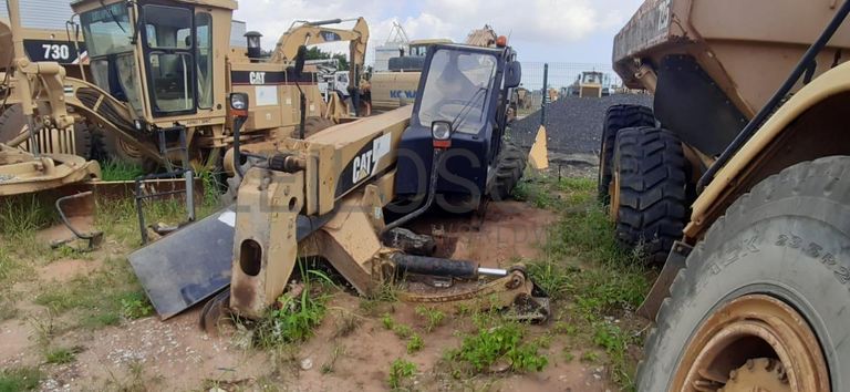 Empilhador telescópico CATERPILLAR · Viana