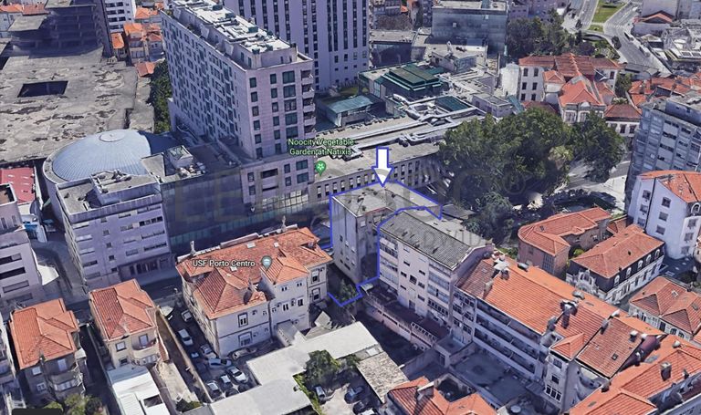 Edifício de 6 Pisos  · Porto