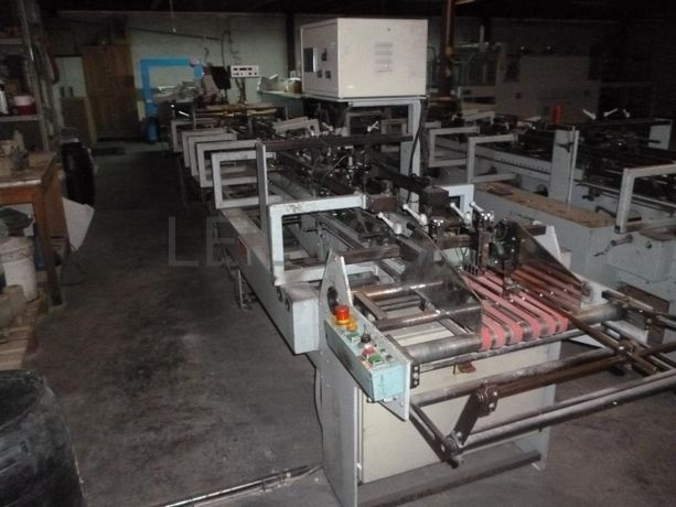 Máquina de colar caixas