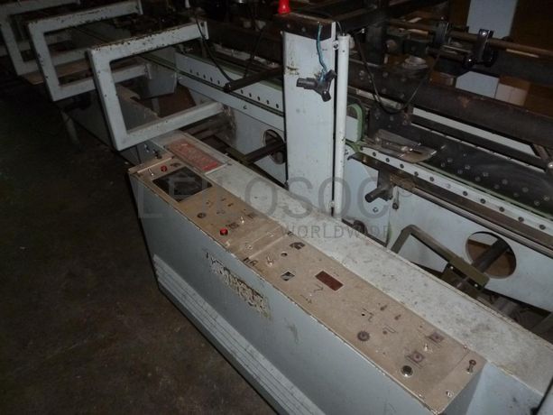 Máquina de colar caixas