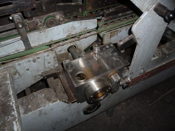 Máquina de colar caixas