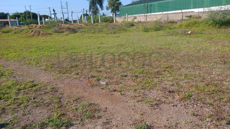 Infraestruturas em terreno com 7500m² ·