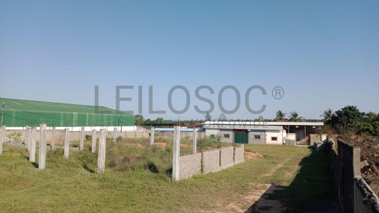 Infraestruturas em terreno com 7500m² ·