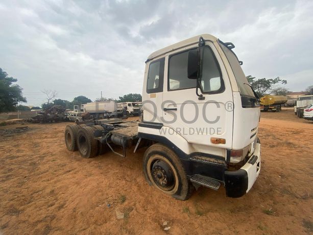 Camião NISSAN · Belas