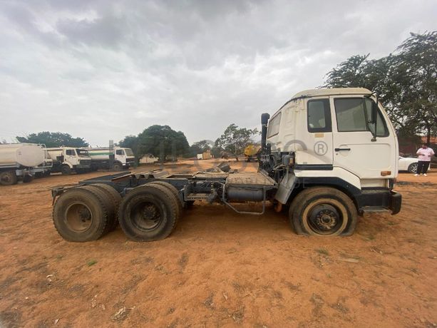 Camião NISSAN · Belas