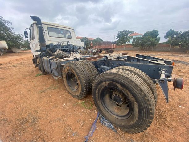 Camião NISSAN · Belas