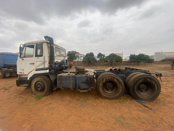 Camião NISSAN · Belas