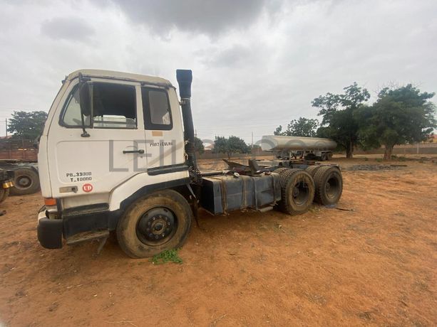 Camião NISSAN · Belas