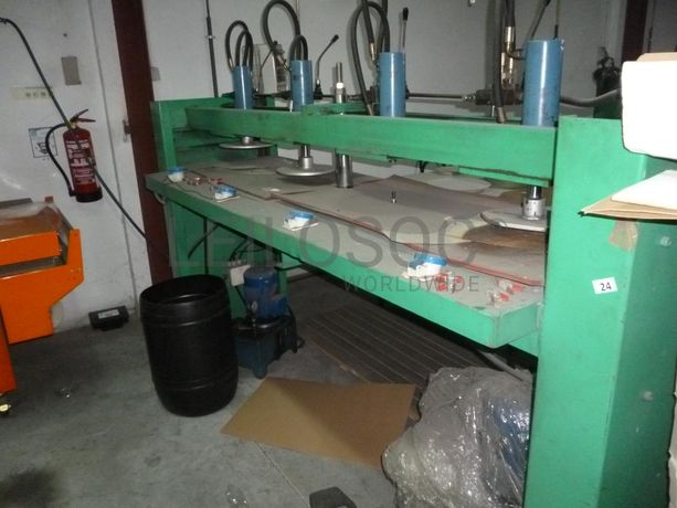 Máquina de moldar pratos