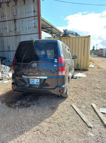 Toyota Noah ·