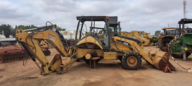 Retroescavadora CATERPILLAR 416E · Viana