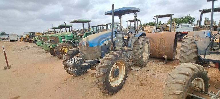 Trator agrícola NEW HOLLAND TD80 D · Viana