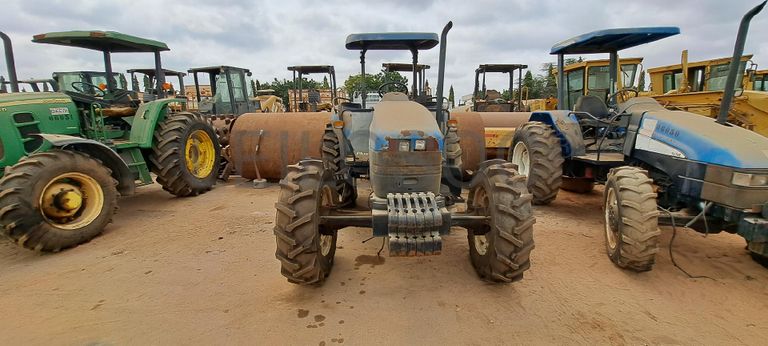 Trator agrícola NEW HOLLAND TD80 D · Viana